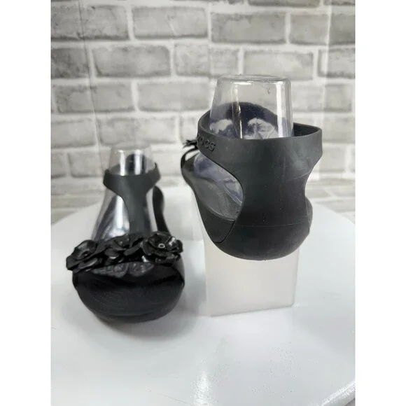 Crocs Serena Women's Size 11 Black T Strap Floral Embellish Bach Summer Sandals - Picture 2 of 12